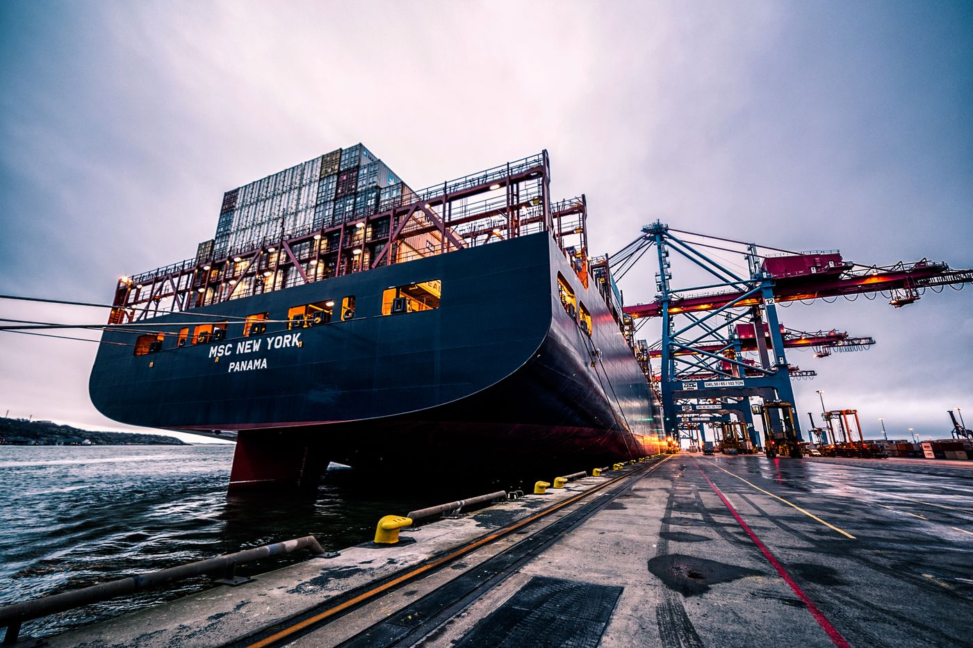 Kapal kargo di area operasional maritim