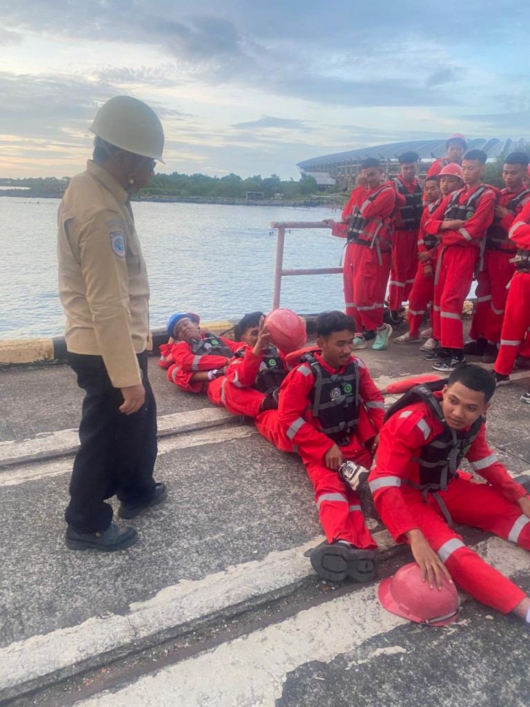Briefing keselamatan di bawah lifeboat