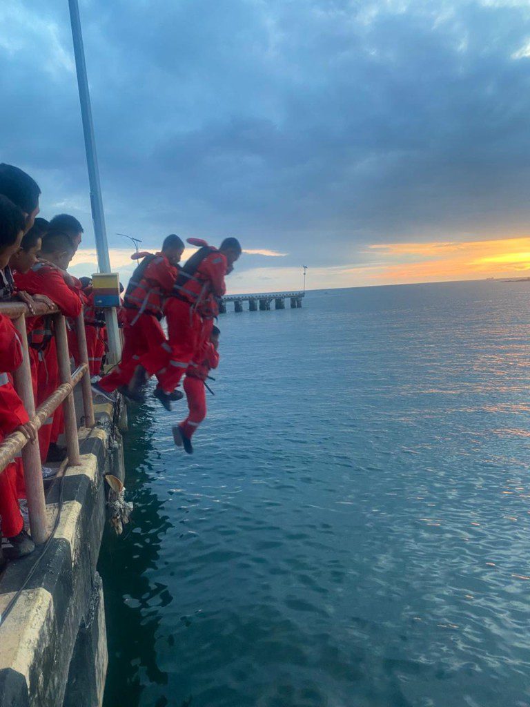 Latihan water survival dari dermaga