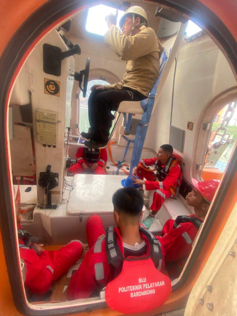 Praktik survival di dalam lifeboat