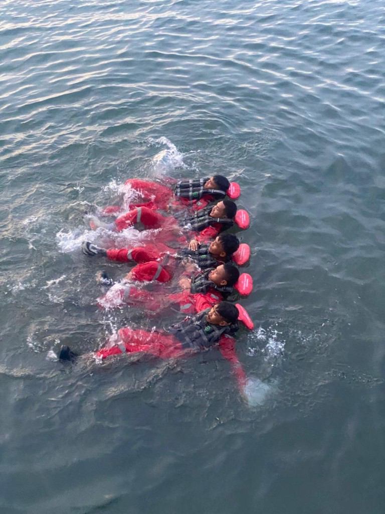 Teknik floating group di laut
