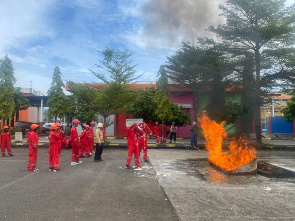 Pelatihan APAR dan fire fighting