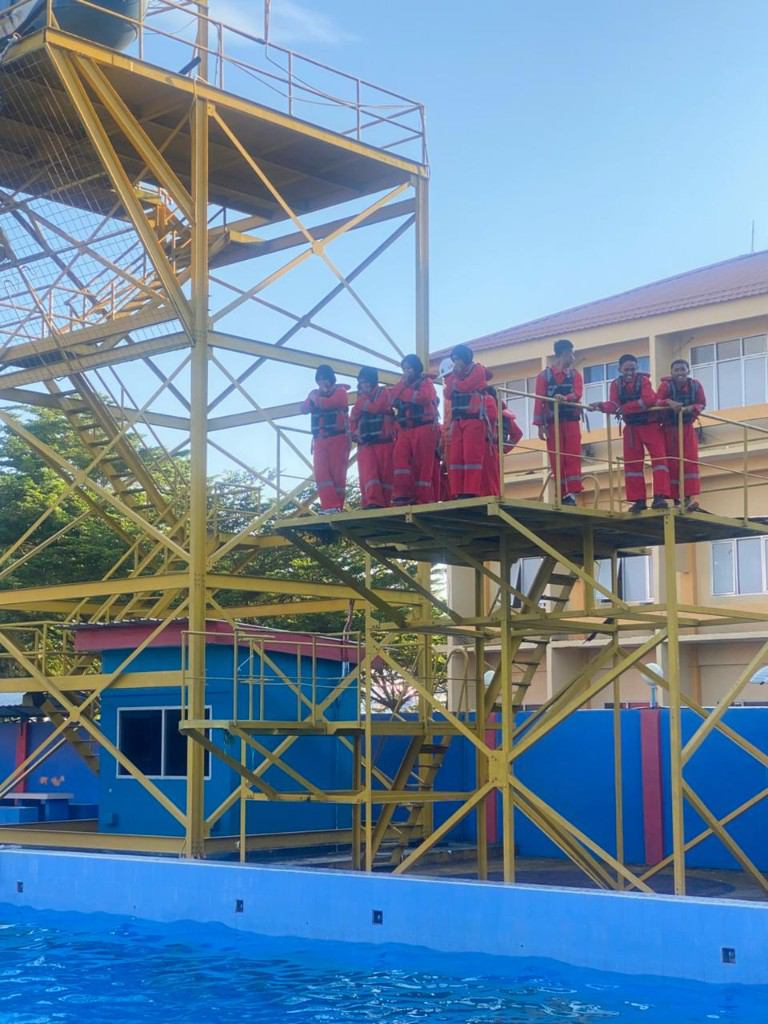 Latihan loncat dari platform training