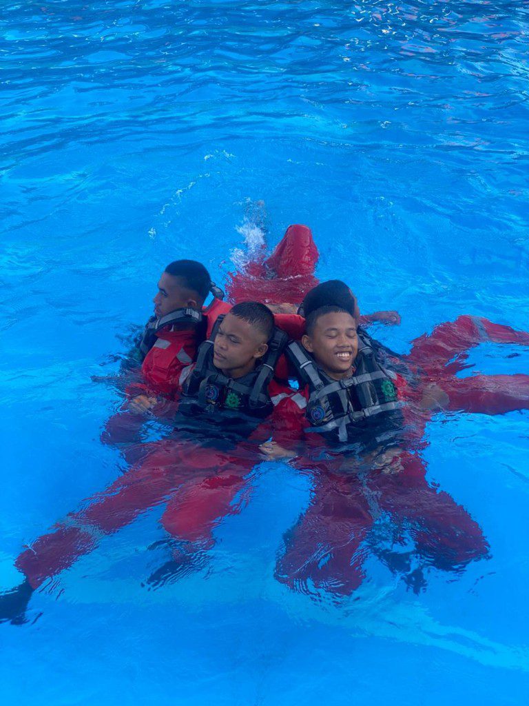 Survival training di kolam renang