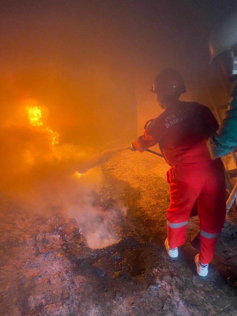 Drill pemadaman kebakaran malam