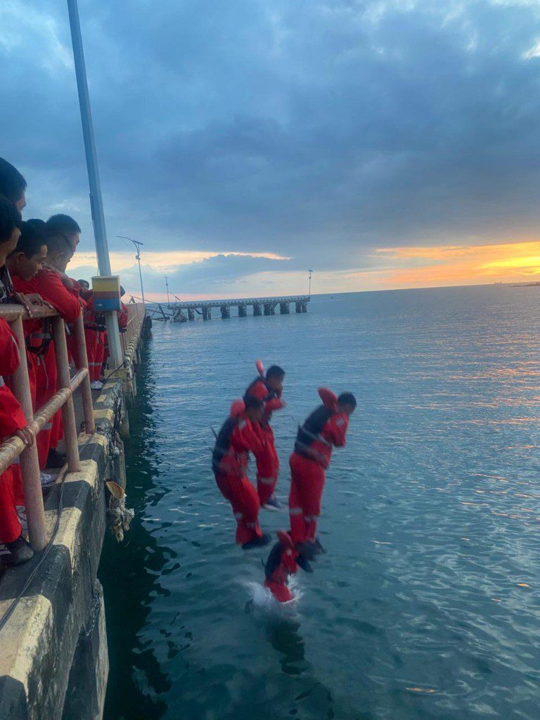 Water entry training saat senja