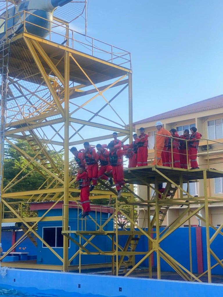 Simulasi abandon ship dari menara