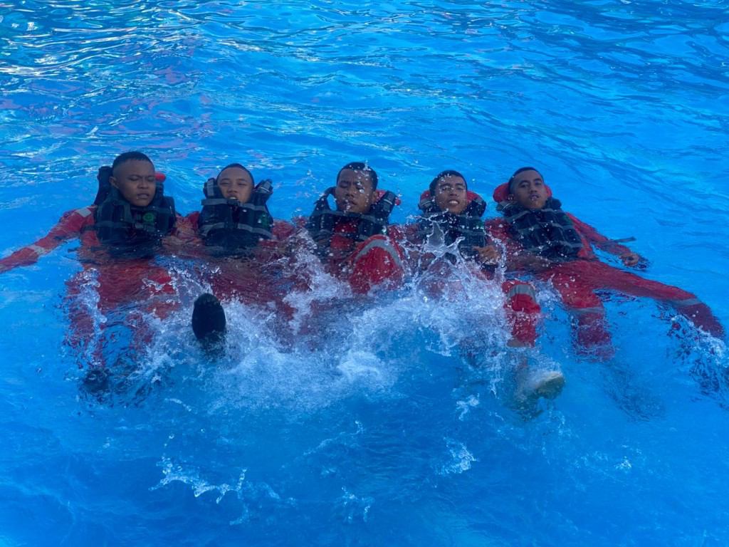 Teknik survival berkelompok di air